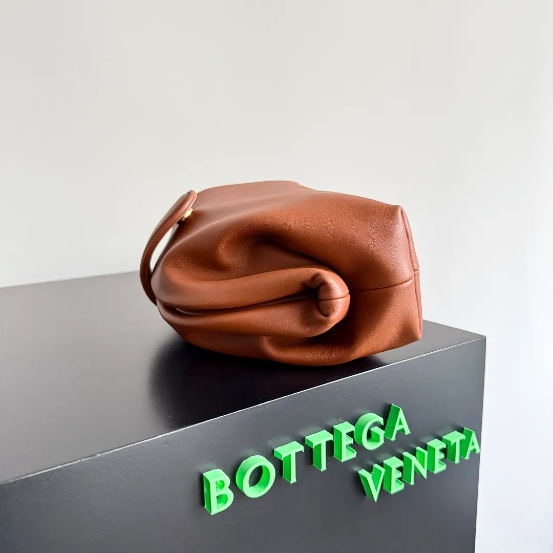 Batch 2140 BOTTEGA VENETA Lauren 1980 clutch is officially back! It pays homage to the 1980s classic handbags while adding a modern design. The light wood color cowhide exterior is paired with an old suede lining. The retro colors suddenly bring people back to autumn, as if they are still in the season of falling leaves. 🍂The season of wearing thin cardigans. The simple and elegant style combined with the large capacity makes it beautiful and practical when traveling. Style number: 796564 (785807) Size: 31.5*16.5*11cm